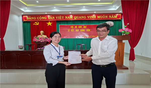 Chi bộ Kho bạc (Phòng Giao dịch số 4) tổ chức lễ kết nạp Đảng viên mới